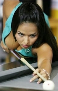 chica jugando billar
